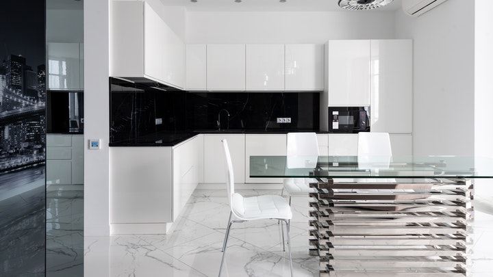 Tendencias para vestir el frente de los armarios de la cocina 4 cocina-con-acabado-brillo