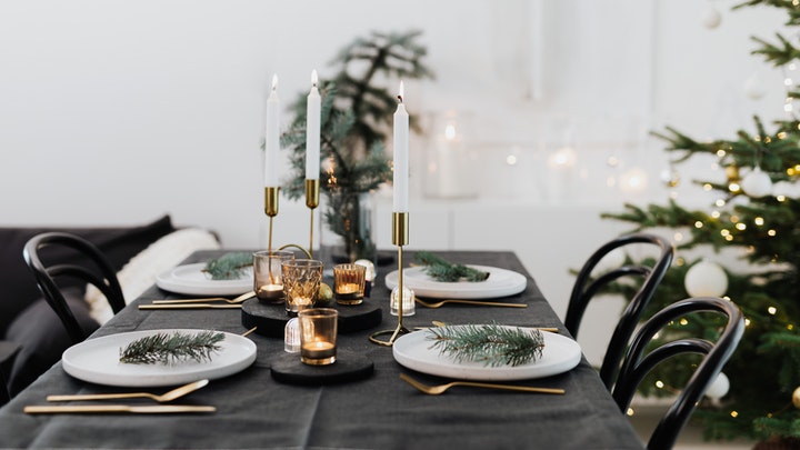 Cómo elegir una vajilla para decorar la mesa en Navidad 2 vajilla-de-color-blanco-en-navidad
