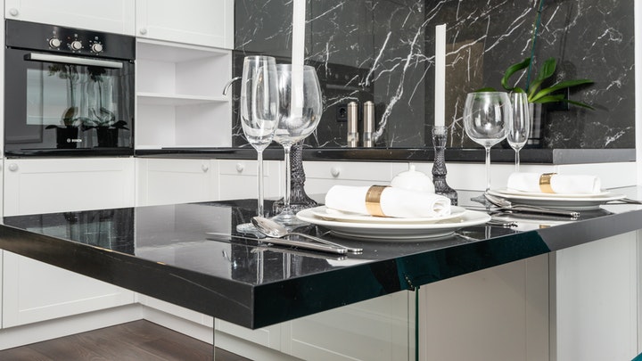Cómo elegir una vajilla para decorar la mesa en Navidad 5 vajilla-lisa
