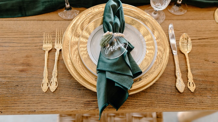 Cómo elegir una vajilla para decorar la mesa en Navidad 3 vajilla-en-color-dorado