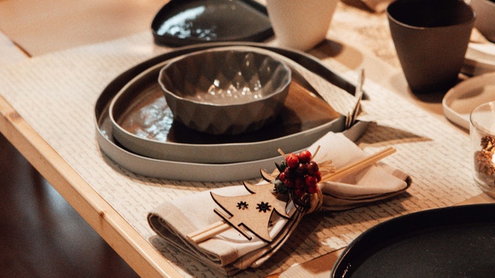 Cómo elegir una vajilla para decorar la mesa en Navidad 6 vajilla-con-relieves