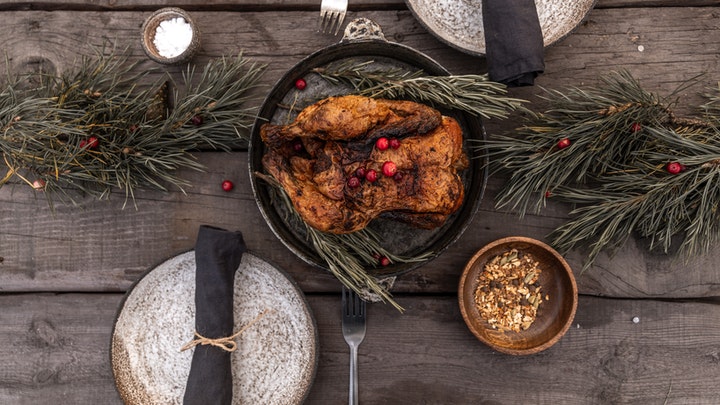 Cómo elegir una vajilla para decorar la mesa en Navidad 7 vajilla-navidena-con-aspecto-desgastado