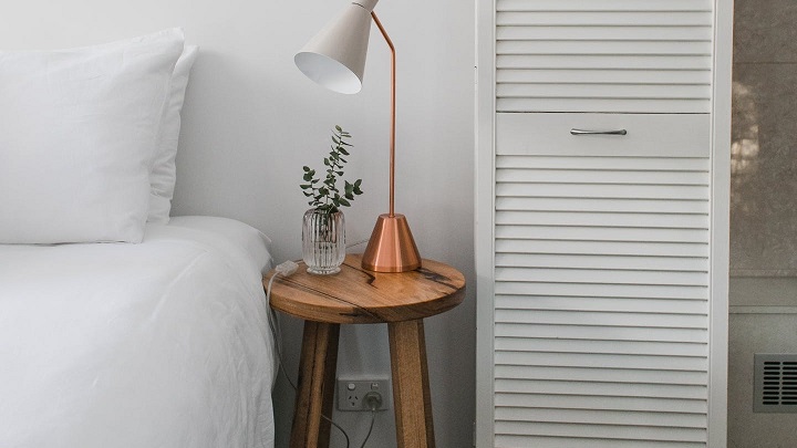 Tendencias de decoración que renuevan el hogar 2 flexo-sobre-mesita-de-noche