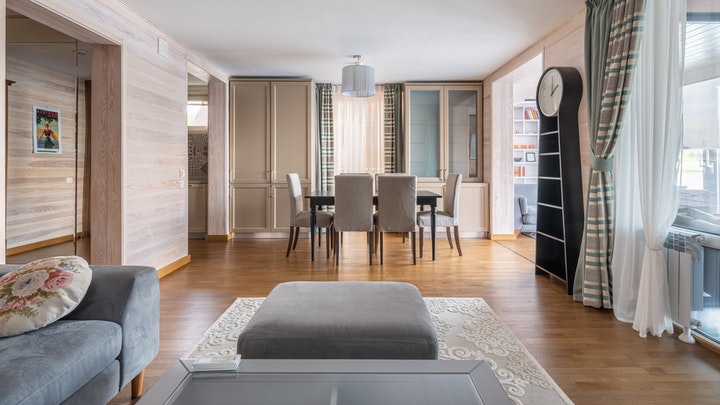 Consejos de decoración para tener un comedor acogedor 6 lampara-y-mesa-de-comedor