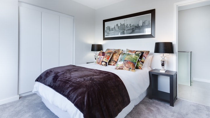 Consejos de decoración para potenciar el bienestar emocional 2 varios-cojines-en-dormitorio
