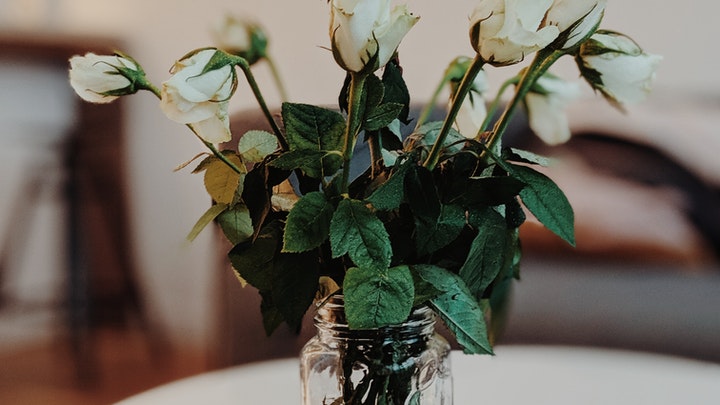 Consejos de decoración para potenciar el bienestar emocional 6 jarron-con-flores