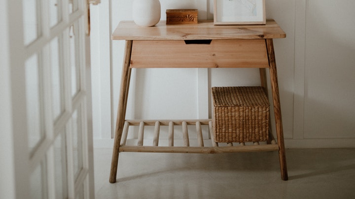 Ideas para integrar un recibidor en el pasillo 6 mesa-de-madera