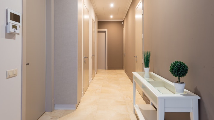 Ideas para integrar un recibidor en el pasillo 5 mesa-blanca-con-dos-alturas