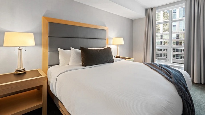 Consejos para decorar una Recamara grande y luminosa 3 cortinas-de-color-gris-en-dormitorio