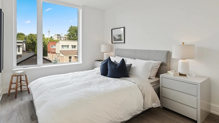 Consejos para decorar una Recamara grande y luminosa 6 dormitorio-con-mesitas-de-noche-en-blanco