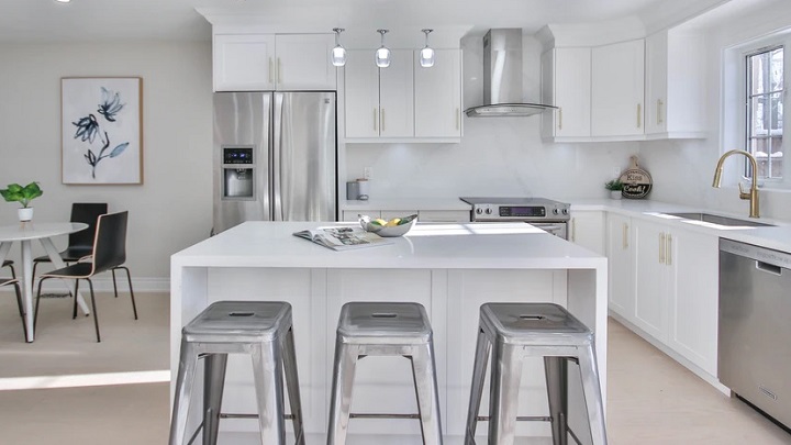 Errores a evitar durante el proceso de decoración del hogar 3 cocina-blanca-con-taburetes-altos-en-gris