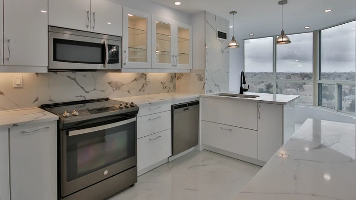 Consejos para realzar la belleza de cualquier cocina 2 cocina-con-grandes-ventanas