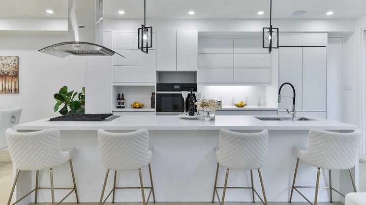 Consejos para realzar la belleza de cualquier cocina 5 cocina-con-taburetes-en-blanco