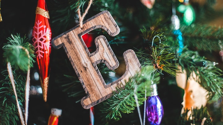 Consejos para personalizar la decoración del árbol de Navidad 2 letras-decorativas-para-el-arbol
