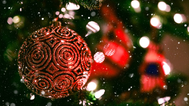 Consejos para personalizar la decoración del árbol de Navidad 4 adornos-de-navidad-en-color-rojo