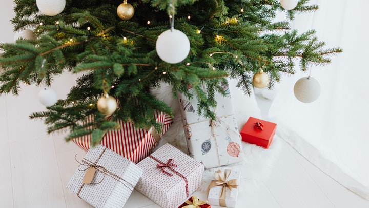 Consejos para personalizar la decoración del árbol de Navidad 5 arbol-de-navidad-con-regalos-en-su-base