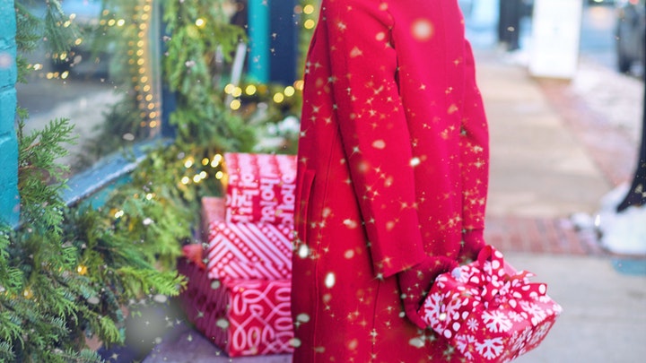 mujer-con-abrigo-rojo