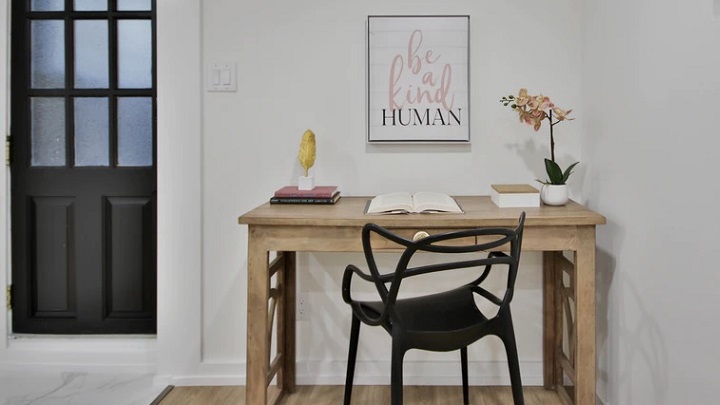 Consejos para cuidar los detalles en la decoración del hogar 5 mesa-de-madera-en-la-oficina