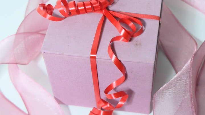 papel-de-regalo-rosa-con-cinta-de-color-rojo