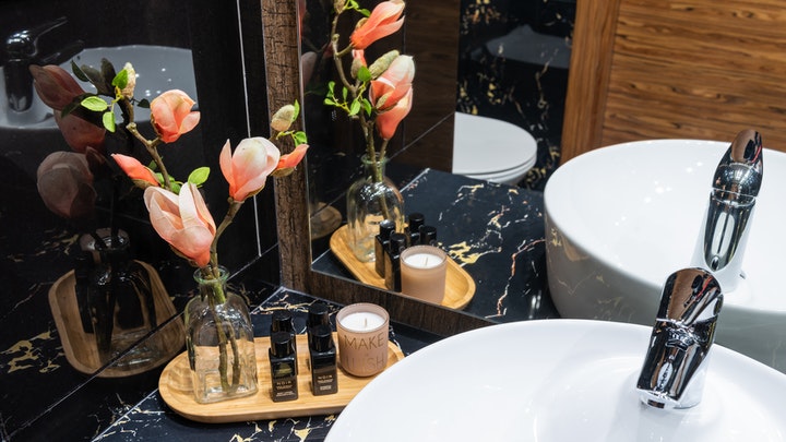 Ideas de decoración para el Nuevo Año 4 flores-en-el-bano