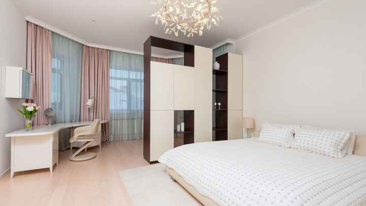 Los beneficios del orden y la organización en el dormitorio 4 dormitorio-con-cortinas-de-color-rosa