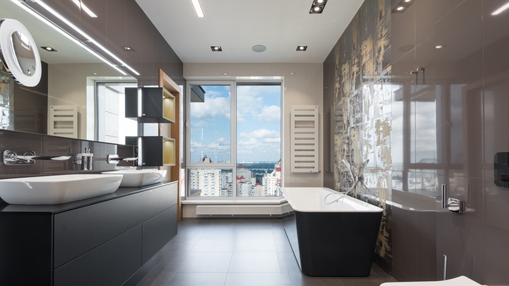 Ventajas de tener un baño con ventana 4 bano-en-tonos-oscuros-y-ventana