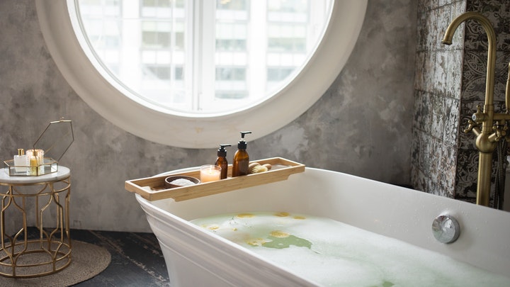 Ventajas de tener un baño con ventana 3 banera-junto-a-la-ventana