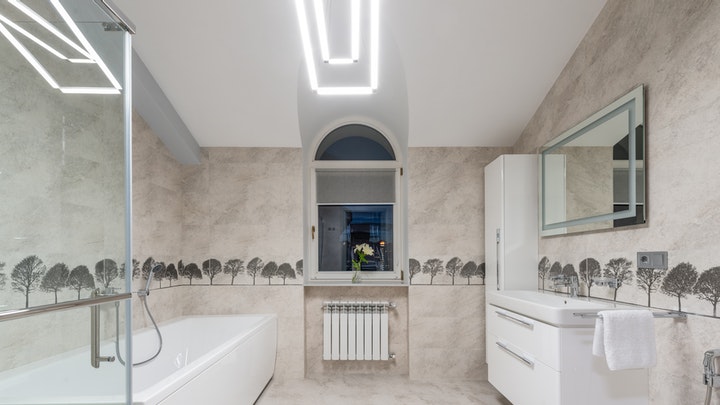Ventajas de tener un baño con ventana 6 bano-grande-con-ventana