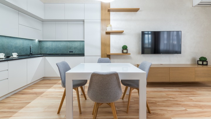 estanterias-de-pared-en-cocina-abierta-al-salon