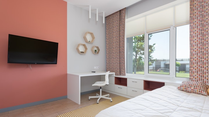 pared-bicolor-en-el-dormitorio