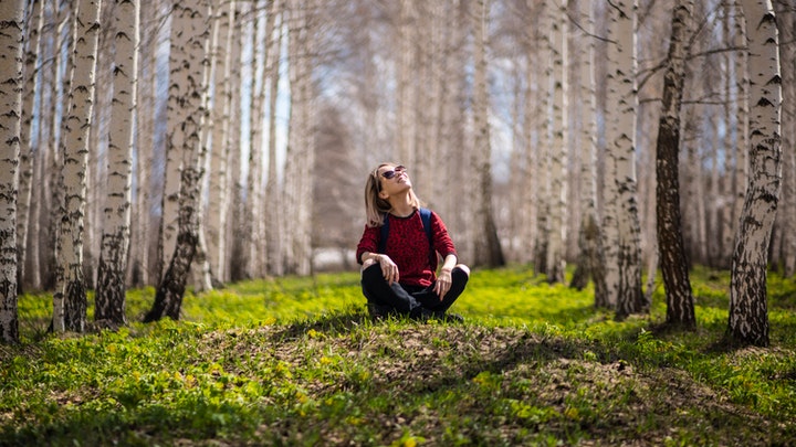 chica-en-un-bosque