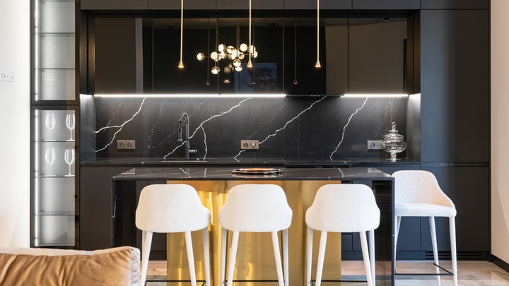 cocina-con-isla-y-taburetes-blancos