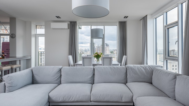 Ideas para cambiar la decoración del sala en primavera 4 salon-con-sofa-blanco
