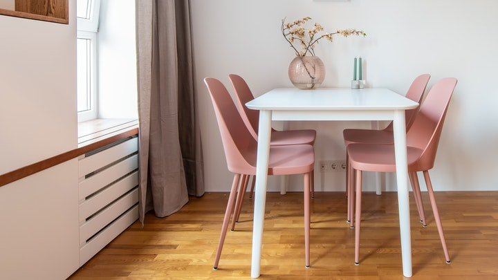 mesa-de-oficina-blanca-y-sillas-rosas