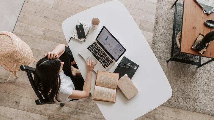 ¿Cómo decorar la oficina para mejorar la productividad? 7 persona-trabaja-en-su-escritorio