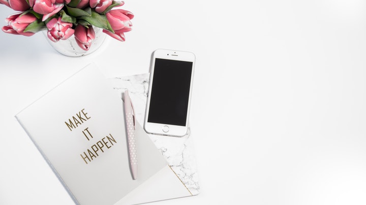 ¿Cómo decorar la oficina para mejorar la productividad? 6 articulos-que-decoran-el-escritorio