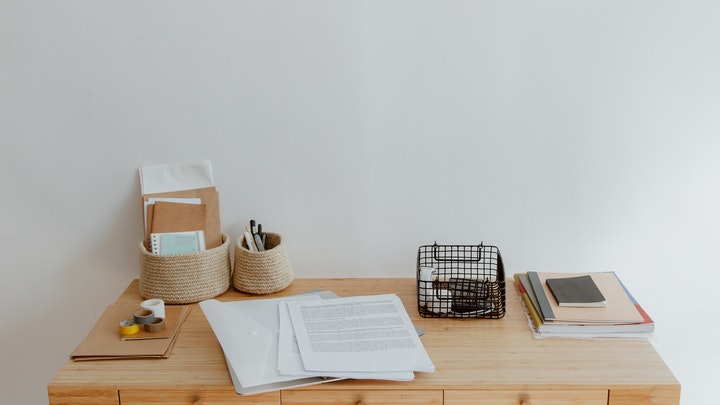 ¿Cómo decorar la oficina para mejorar la productividad? 3 escritorio-de-madera-en-la-oficina