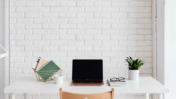 ¿Cómo decorar la oficina para mejorar la productividad? 4 mesa-blanca-con-material-de-oficina