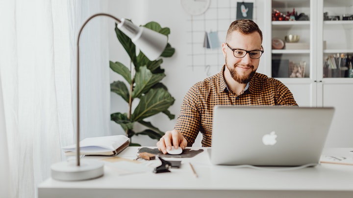 ¿Cómo decorar la oficina para mejorar la productividad? 5 mobiliario-de-oficina-en-blanco