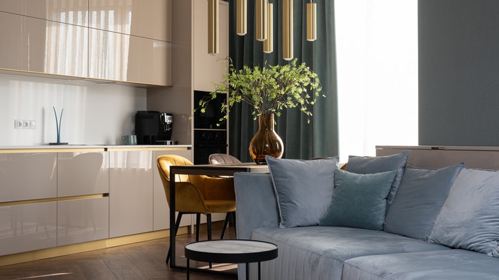 Ideas para decorar la casa con detalles en color dorado 2 lampara-con-detalles-dorados-sobre-la-mesa-del-comedor