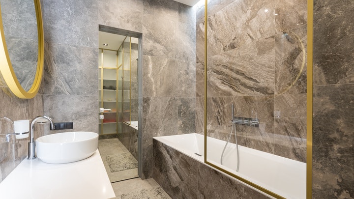 Ideas para rejuvenecer el baño sin hacer obras 4 detalles-dorados-en-decoracion-del-bano