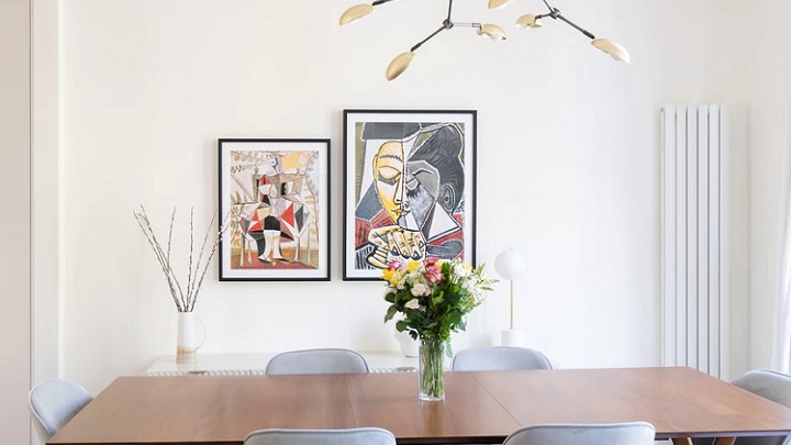Consejos para dar vida y color a la decoración 2 cuadros-en-la-pared-junto-a-la-mesa
