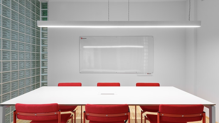 Ideas para redecorar la oficina en verano 2 mesa-con-sillas-de-color-rojo