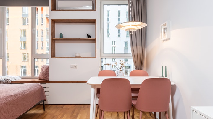 Ideas para redecorar la oficina en verano 5 mesa-con-sillas-rosas-y-flores