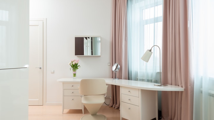 Ideas para redecorar la oficina en verano 4 escritorio-de-color-blanco-junto-a-la-ventana
