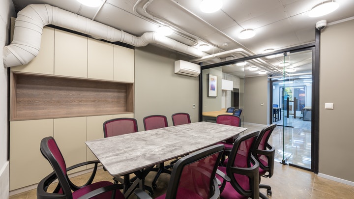 Ideas para redecorar la oficina en verano 3 mesa-con-sillas-en-la-oficina