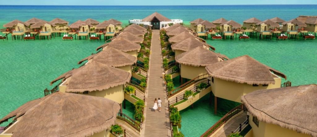 Este hotel de México tiene bungalows sobre el mar que te harán sentir en las Maldivas