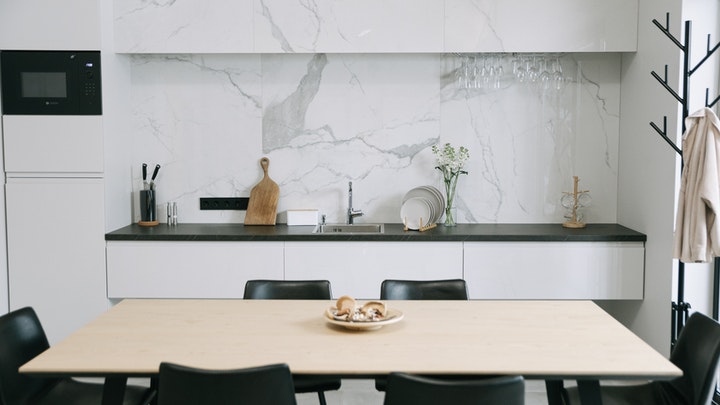 Ideas para decorar la cocina en verano 2 cocina-con-articulos-sobre-la-encimera