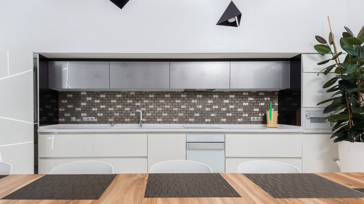 Ideas para decorar la cocina en verano 5 manteles-individuales-en-mesa-de-la-cocina