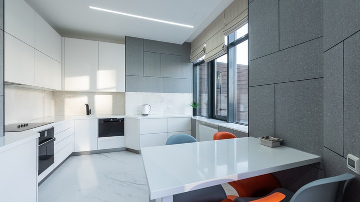 Ideas para decorar la cocina en verano 4 sillas-con-mucho-color-en-la-cocina